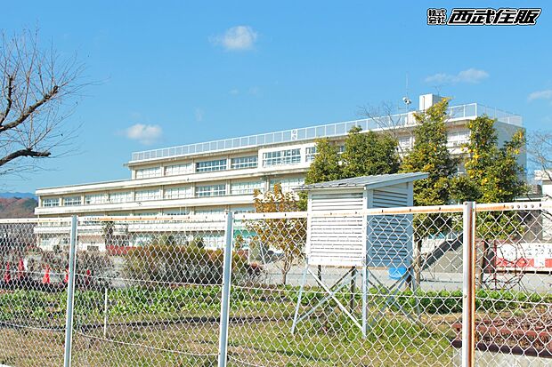 日の出町立本宿小学校(約190m・徒歩3分)