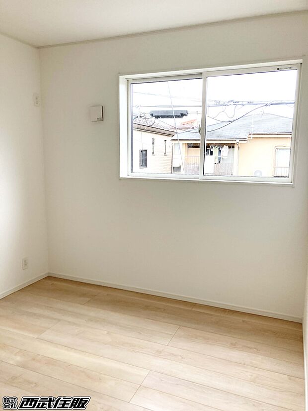 【洋室】【2階・洋室】窓からやさしい陽の光を上手に取り込んで明るいお部屋です。同仕様写真