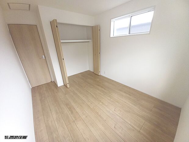 【洋室】【洋室】2面採光のお部屋は陽射しがたっぷり入るので気持ちがいいですよ。同仕様写真