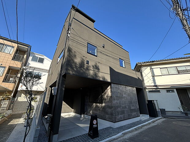 シンプルで重厚感のある外観デザイン。
低層住宅街に調和する、落ち着いた佇まいです。