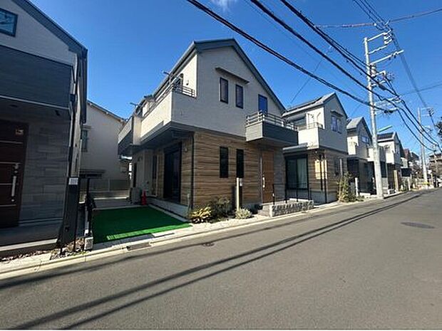統一感のある街並みに調和した外観デザイン。前面道路も落ち着いた住環境