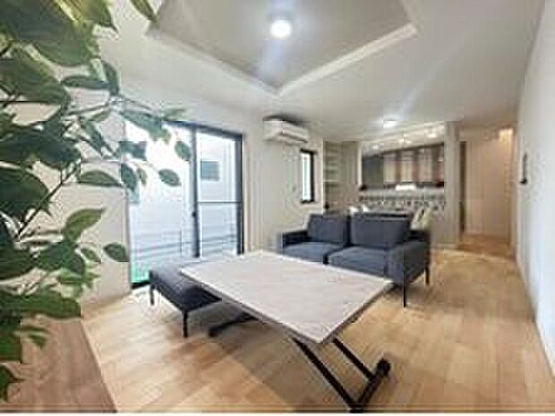 大きな開口部から自然光が差し込む明るいリビング。時間帯によって表情が変わる心地よい空間