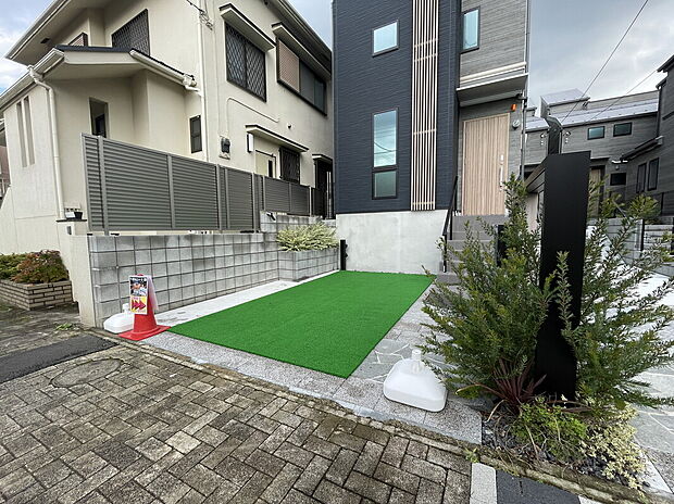 【外観】
こだわりのデザイン住宅のご紹介です。完成済みの為いつでも内見可能です。