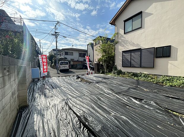 【【外観写真】】敷地の奥から前面道路方向を見ています。整形された平坦な敷地は建築しやすく、理想のプランを実現可能。周辺は落ち着いた住環境です。ぜひ現地でお確かめください。