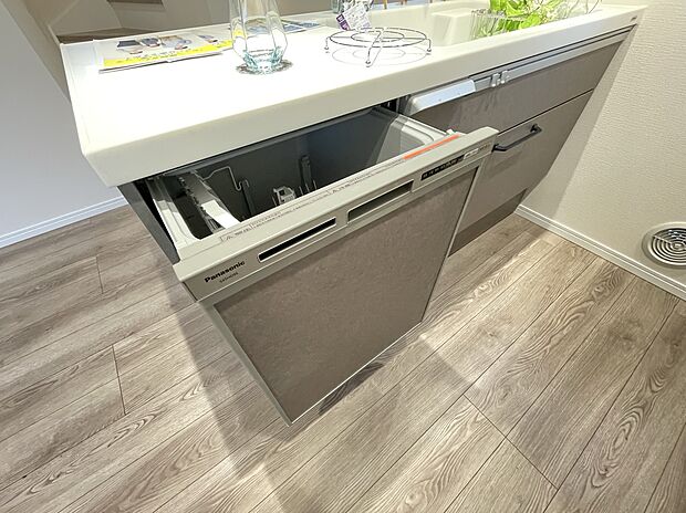 【【食器洗浄乾燥機】】~食器洗浄乾燥機~
・家事の強い味方。
ご家族の時間にゆとりが生まれます。
・大きなフライパンやまな板も洗浄できます。