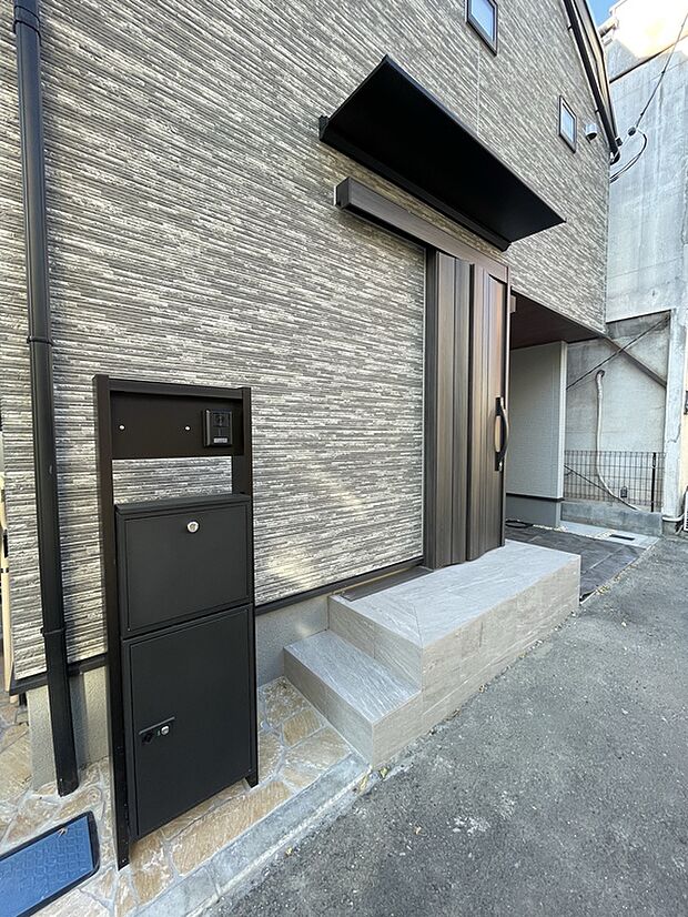 【【宅配ボックス付き機能ポスト】】留守時にも荷物の受け取りが可能な宅配ボックス付き♪