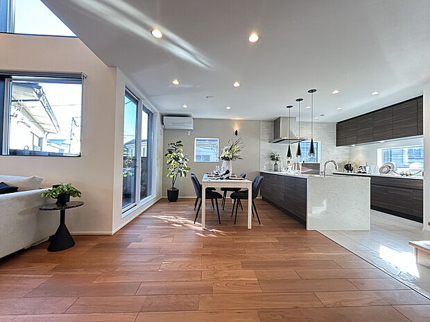 【ダイニング】ダイニングとリビングが自然につながる、開放感あるレイアウト。