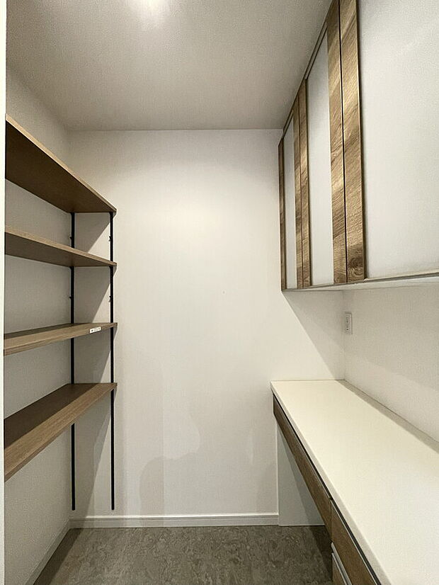 【カップボード】大容量の収納のキッチンカウンター標準設備。