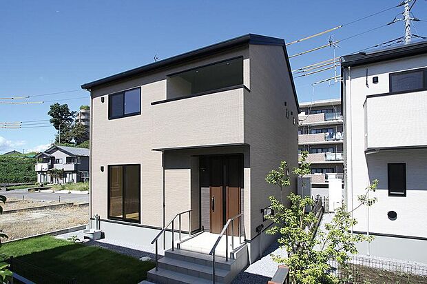 No.5-1 ベージュのシンプルな切妻屋根の外観です。太陽光搭載で創エネ、省エネを実現!