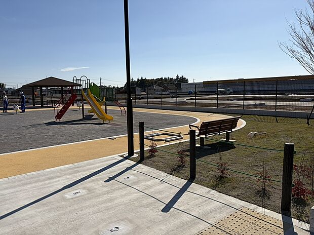 【公園】914.67m2の大型公園は、分譲地に住まわれる方以外は入りにくく、親や近所の人の目が届きやすく安心できます。