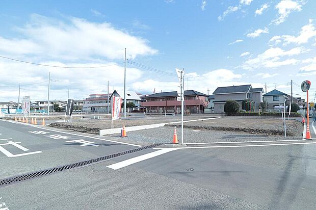 【前面道路含む現地写真】分譲地南方面から北を望む。市街地まで近くおでかけしやすい立地です。