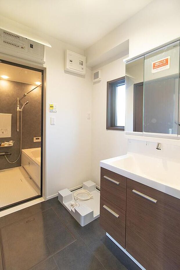 【洗面台・洗面所】使いやすい洗面台と十分な収納を備え、家族みんなが気持ちよく使える空間です。