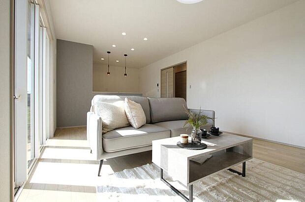 No.6 リビング
16帖のLDKはグレーでスタイリッシュな空間となっております。南に面しており、陽当たりも良好です。
室内(2025年11月)撮影