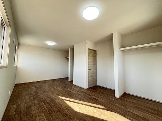 【リビング以外の居室】NO.17-7　2階居室
子ども部屋は可動式のクローゼットなどを設置することで、2部屋に仕切ることが可能。お子様の成長に合わせて、間取りを変更できます。
（2025年3月撮影）