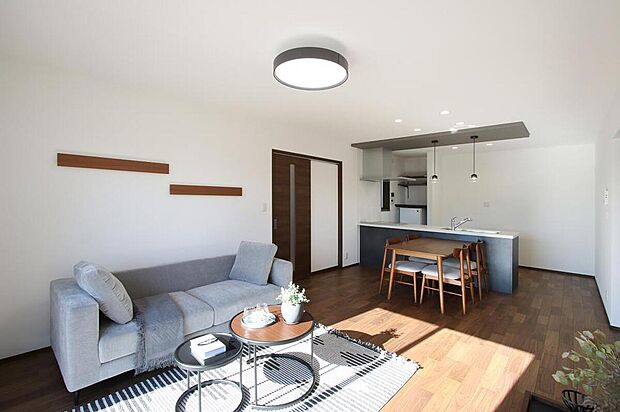 NO.2
明るいLDKは自然と家族が集まる場所に。対面式キッチンでお料理中も家族とのコミュニケーションが取れます