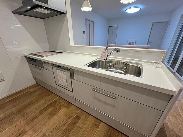 No.6
IHクッキングヒーター、食器洗浄乾燥機を備えたシステムキッチンです。