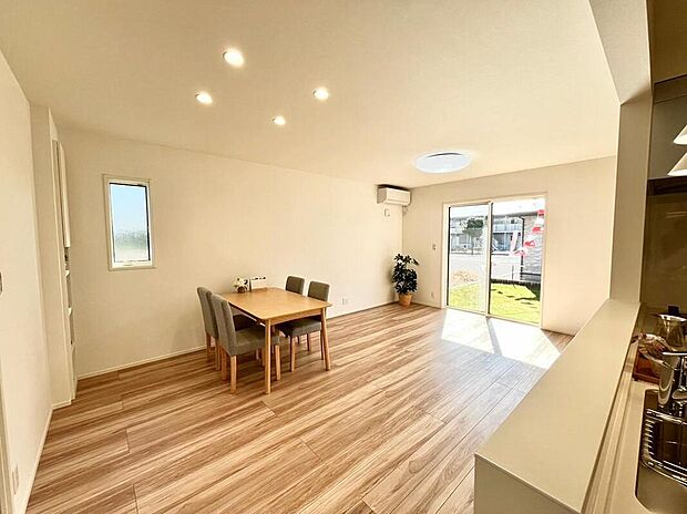 【リビング】内装は白を基調としたシンプルなデザインに。リビングを通って2階へ上がる間取りになっており、家族が顔を合わせる機会を自然と増やします。(2026年2月撮影)