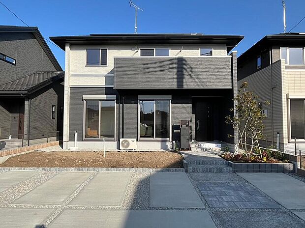 【現地外観写真】NO.8
この街とこの家で暮らしたくなる魅力が満載。利便性と自然、周辺環境の心地よさは写真や文章では伝えきれません。日々の動線や採光、周辺施設との距離感まで、ぜひ現地でご体感ください。