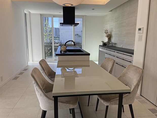 キッチンを中心に家族が集まりやすいLDKです。（2024年9月撮影）写真はCG合成しており実際とは多少異なります。