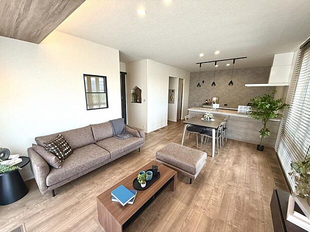 【8-3号地　広々としたLDK】20.2帖のLDK。木のぬくもりと開放感あふれるLDKです。(2025.6撮影)