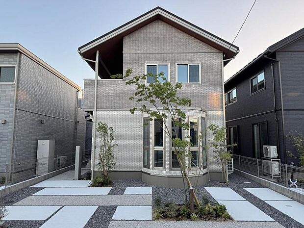 大きな連窓が印象的。光をたっぷりと取り込む設計です。