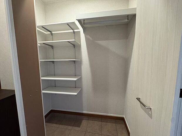 【2-5号地　シューズクローク】玄関には靴を履いたままで開け閉めできる大容量の収納があり何かと便利にご利用いただけます。(2025.9撮影)