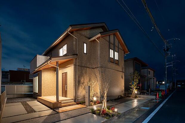 【3-9号地 外観写真(夜)】毎日の暮らしに寄り添う、優しい雰囲気の外観が魅力です。