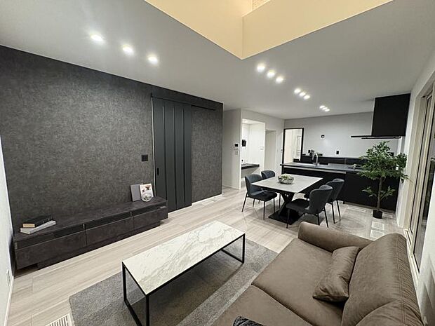 【2-13号地 リビング】お客様を招きたくなる内装です。