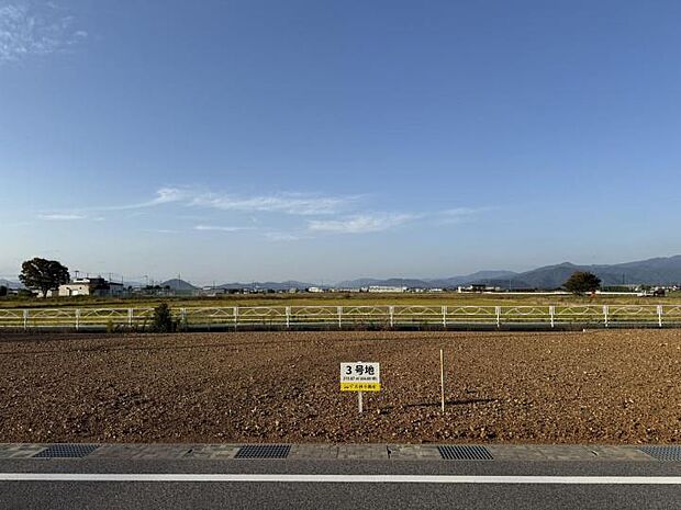 ＜3号地＞南側道路で日当たりが良く、プランニングのしやすい整形地です。分譲地内の公園にも近く、子どもも安心して見守れます。撮影:2024年1月