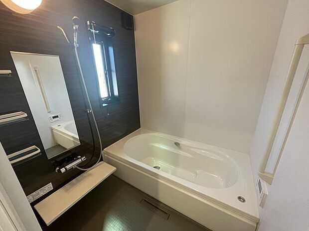 【B号地バスルーム】安全性と快適性を併せ持つマルチ浴槽でご高齢の方からお子様まで幅広く安心してお使いいただけます。(202409撮影)