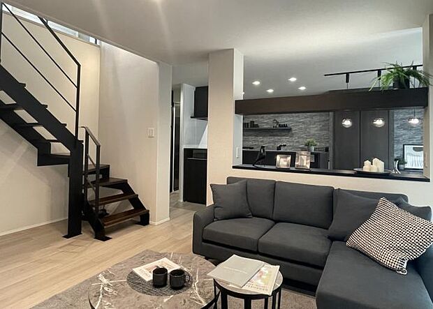 【【オープン階段のあるリビング】】リビングにはスタイリッシュなオープン階段と大きな窓があり、開放感あふれる空間が広がります。(2025.3撮影)