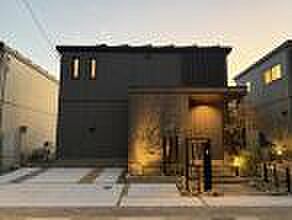 【18号地玄関】【18号地玄関】玄関にコートをかけたりアウトドア用品を置ける棚を配置（2025年8月撮影）