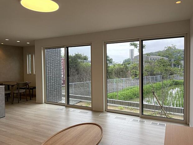 【【LDK】】南向きに窓を多く設置。南側の景色は披けているので明るく開放的（2024年7月撮影）