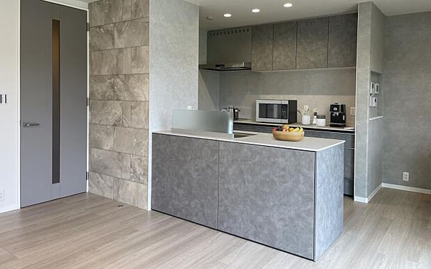 【【ダイニング】】【キッチン】二列型の対話キッチンで収納スペースも充実（2024年7月撮影）写真はCG合成しており実際とは多少異なります。