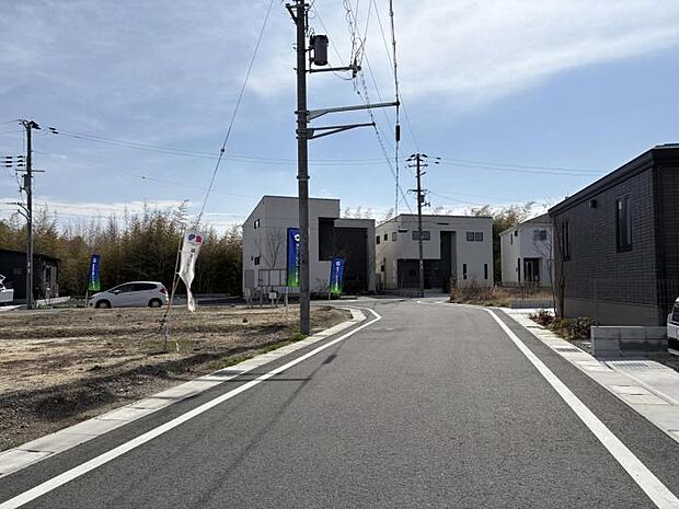 【現地】前面道路は整備されており、落ち着いた住宅街に位置しています。2025.11月撮影