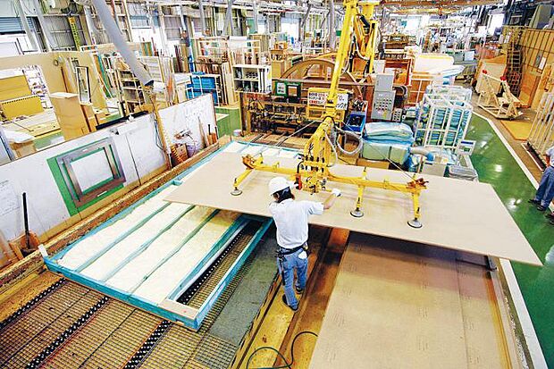 【【高精度(機械の力×人の力)】】大型機械や先進設備の導入により、人の力のみでは不可能な高精度、高強度な施工を可能に。また工程ごとの専門作業員が、工場ならではの安定した環境により、その熟練した技術を最大限に発揮できます。