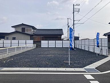 ＜1号地＞二方向が道路に面しているため、陽光や風を取り込みやすく、開放感あふれる住まいづくりが可能です。隣地との間隔にもゆとりを確保しやすく、明るく心地よい住空間を実現できます。撮影/2026.2 