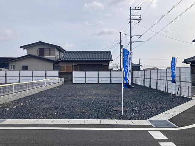 <1号地>二方向が道路に面しているため、陽光や風を取り込みやすく、開放感あふれる住まいづくりが可能です。隣地との間隔にもゆとりを確保しやすく、明るく心地よい住空間を実現できます。撮影/2026.2