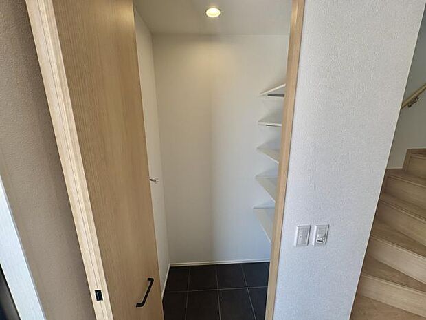 【1-10号地分譲住宅】【1-10号地　エントランス】木のぬくもりに包まれ、心を癒すLDK(2025.7撮影)