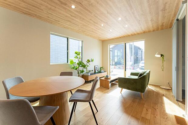 【1-10号地分譲住宅】【1-9号地　LDK】木の質感を基調とした落ち着きある内装です(2025.12撮影)
