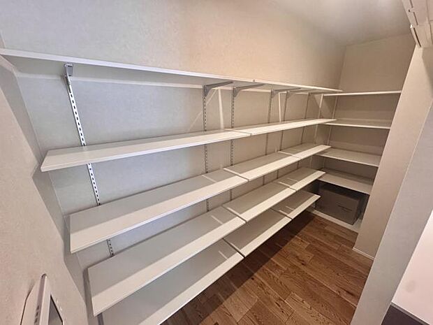 【1-9号地分譲住宅】【1-9号地　主寝室】落ち着く色味と広々バルコニーで心地良い空間。(2025.7撮影)