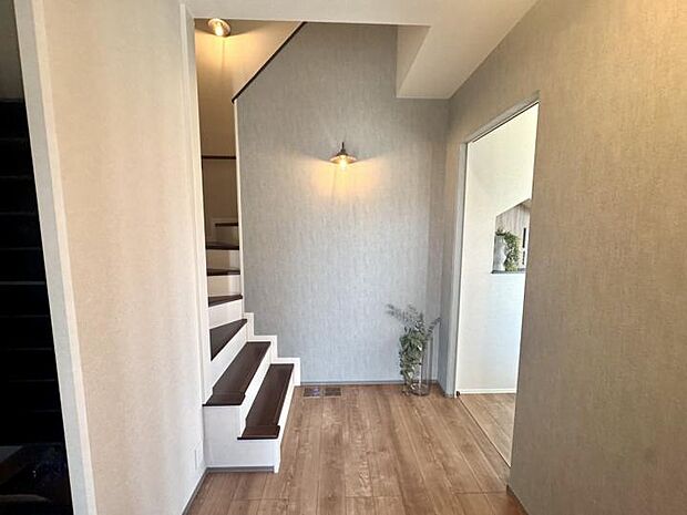 【8-3号地】【8-3号地　エントランス】帰ってきて玄関ドアを開けるとほっとできる、おしゃれで落ち着いたエントランス。(2025.6撮影)