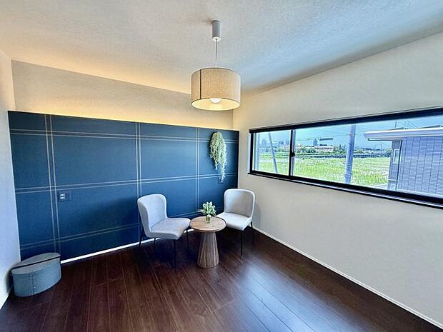 【8-3号地】【8-3号地　主寝室】6.9帖の主寝室。ダークな色味を基調にし、ゆったりと就寝する事ができます。(2025.6撮影)