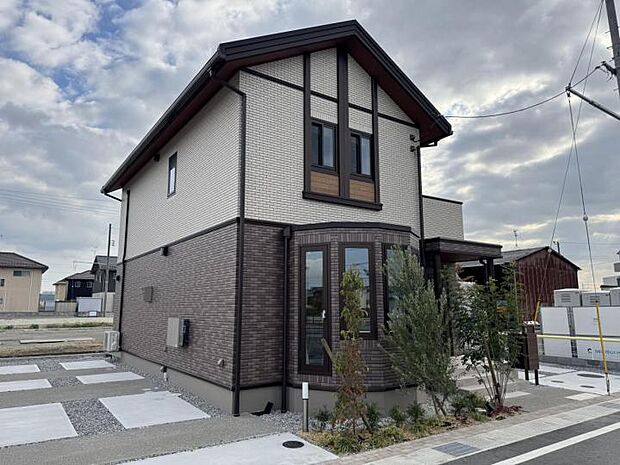 【16号地分譲住宅外観】毎日気持ちよく出入りできる、明るく開放的な玄関です。(2025.11月撮影)