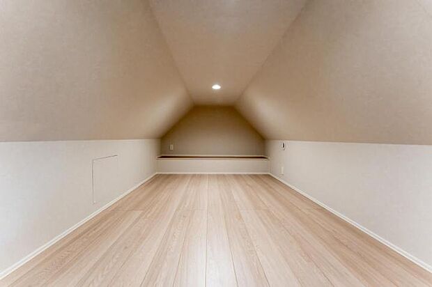 【小屋裏】秘密基地のようなワクワク感が魅力の小屋裏スペース。収納としての利用はもちろん、趣味や読書、テレワークなど多目的に使え、暮らしの楽しみが大きく広がります。/撮影:2026年3月