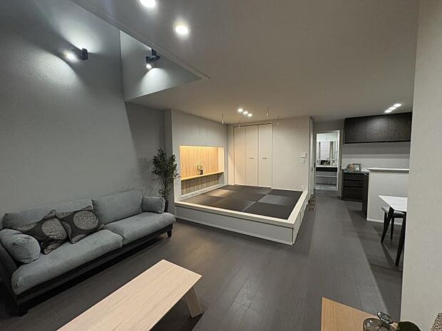 【1-10号地分譲住宅】【2-11号地　リビング】吹き抜けのあるリビングは開放感抜群。小上がりの畳スペースやたくさんの収納があり、ホテルライクな空間が広がります。