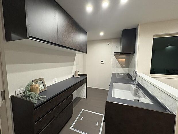 【1-10号地分譲住宅】【2-11号地　キッチン】黒いスタイリッシュなキッチンは空間の良いアクセントに。収納もたっぷりです。