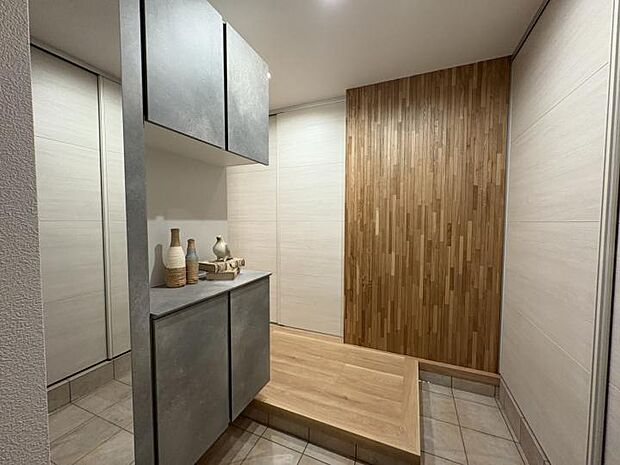 【【3-9号地 玄関】】シンプルで落ち着いたデザインの玄関が魅力です。(2025.12撮影)