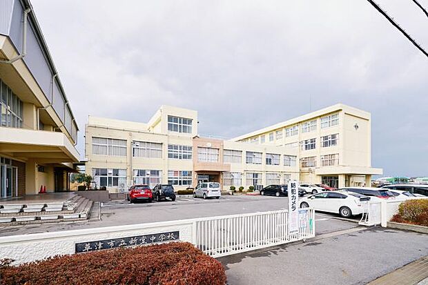 新堂中学校（約1,190m・徒歩15分）