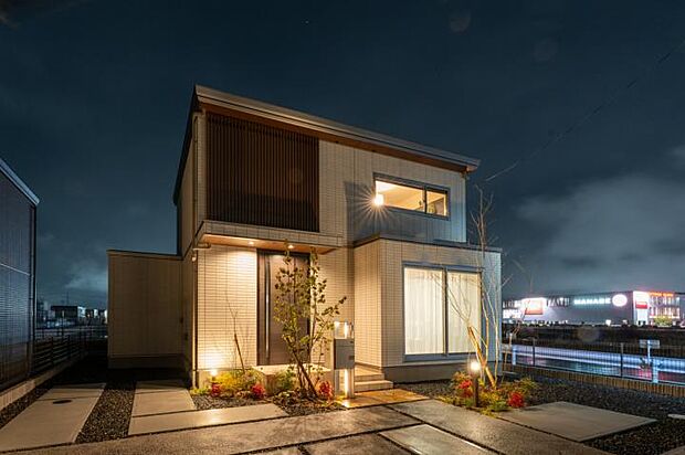 【【8-3号地　外観】】エクステリアの明かりにやさしく照らされ、ほっと安心できる我が家です。(2025.11撮影) (2025.11撮影)